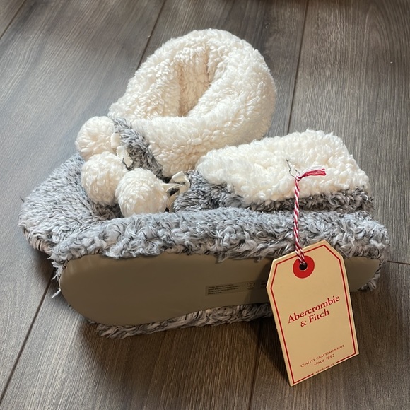 New Abercrombie & Fitch Sherpa Pom-Pom Slipper Booties Boots XS/S 6-7 - Picture 2 of 6